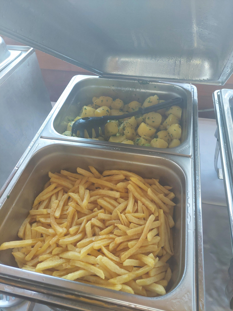 Fischstäbchen mit Sauce tartare, Kartoffeln und Salat
