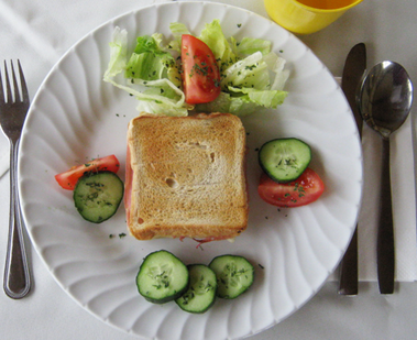 Spezial-Toast mit Salatgarnitur